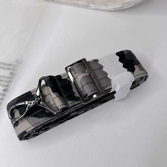 New in pkg Lug adjustable crossbody strap in camo midnight - Picture 1 of 2